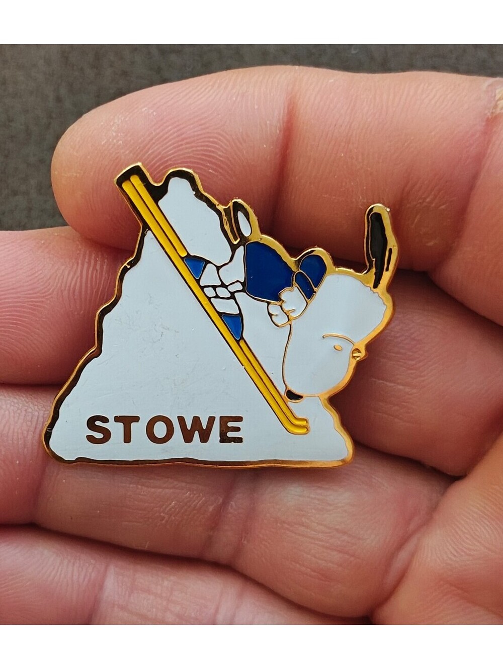 1970s Peanuts Snoopy Stowe Vermont Gold Tone Enamel Ski Pin